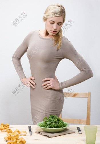 吃青菜瘦身的女人图片