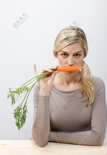 吃萝卜的女人图片