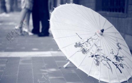 纸伞和情侣图片