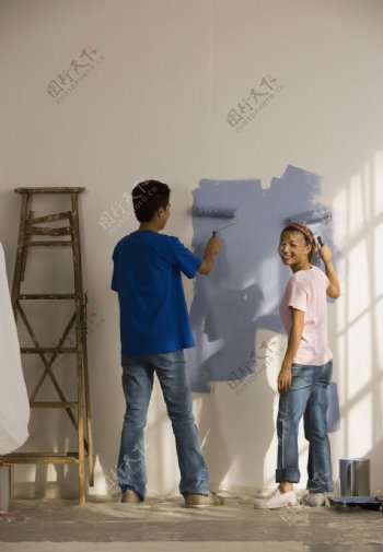 夫妻粉刷房子图片