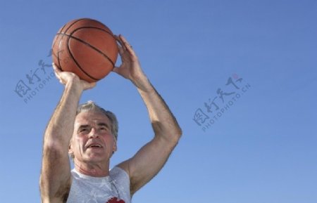 老爷爷打篮球图片