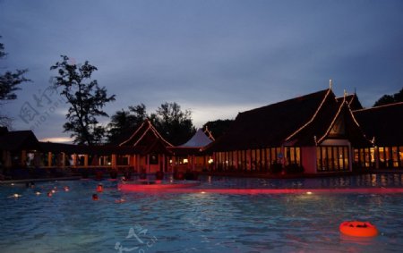 泰国普吉岛泳池夜景图片