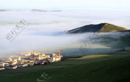 云雾群山房屋图片