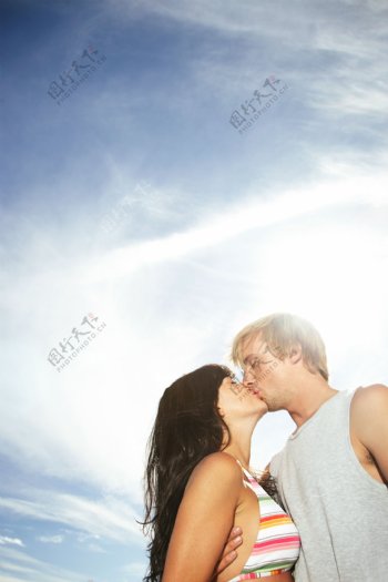 亲吻的情侣图片