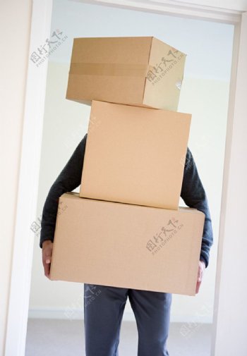 搬纸箱的人图片