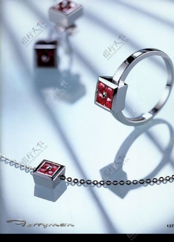 红宝石戒指和项链图片