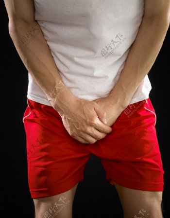 穿红色短裤的男人图片