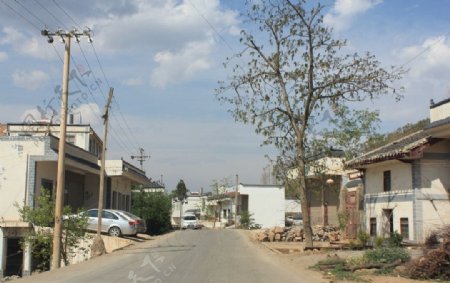 公路旁的村庄图片