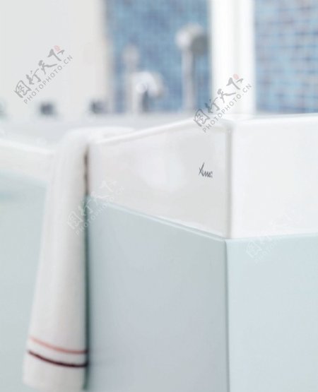 浴巾与浴缸图片