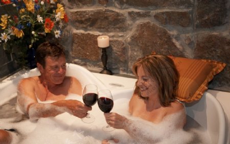 夫妻在宾馆的浴缸里洗泡泡浴图片