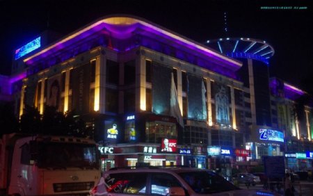 深圳横岗龙州百货场外夜景图片