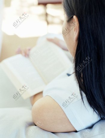 看书的女人图片