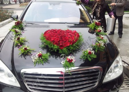 红玫瑰心形婚车装饰图图片