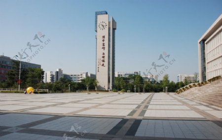 广州大学图书馆门前广场钟楼图片