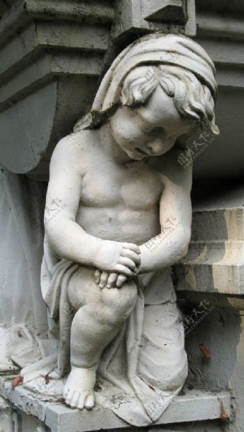 小男孩雕塑石柱图片