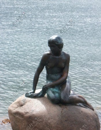 雕塑雕像丹麦海海滨坐美人鱼传说铜像著名标志标识名胜景点图片