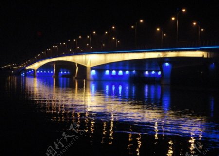 夜景里的桥图片