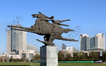 天津开发区腾飞的骏马雕塑图片