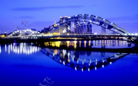 高清夜幕下的钢构桥梁图片