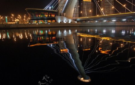 赤峰桥夜色海河中之倒影图片