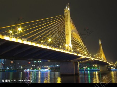 亮丽的跨江大桥图片