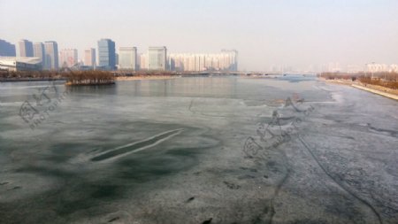 结冰的河面图片