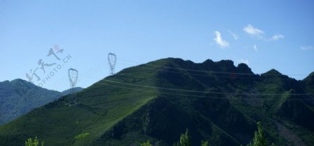 群山中的高压电线图片