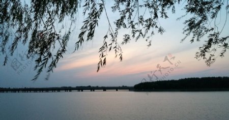黄昏时的湖面图片