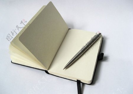 黑色笔记本与铅笔图片
