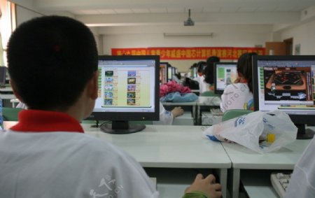正在玩电脑的学生图片