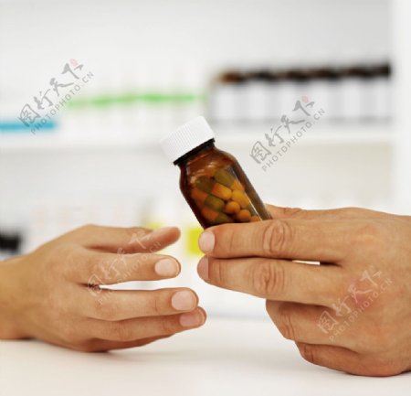 医生手中的药图片