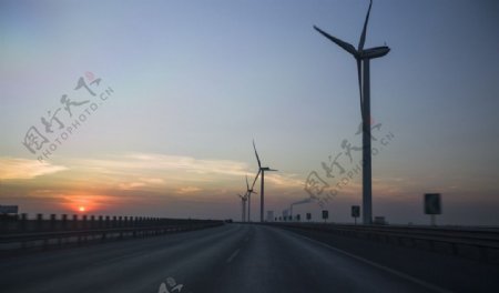 高速旁的晚霞风车图片