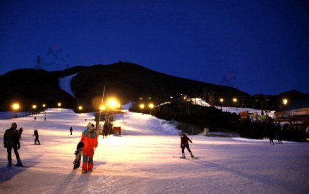 北京军都山滑雪场夜场图片