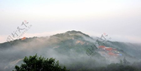 云蒸雾绕清源山图片