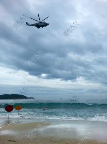 亚龙湾上空的直升机图片