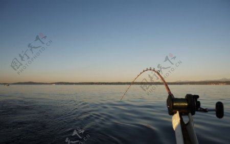 湖面钓鱼图片