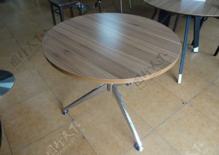 商用钢木圆桌餐桌图片