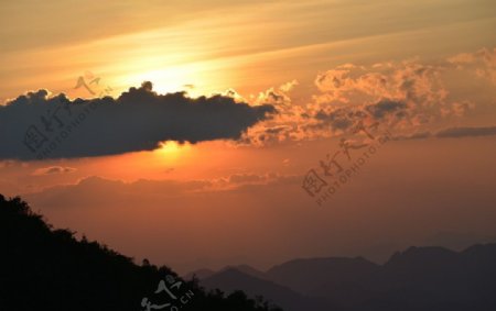 云间夕阳图片