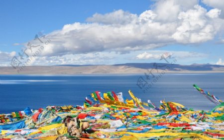 西藏纳木错飘扬的经幡图片