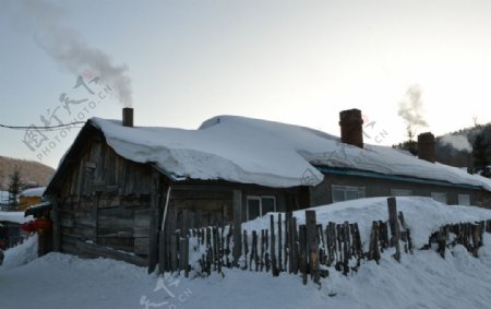 雪中木屋图片
