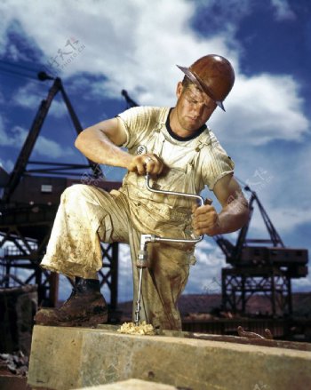 工人钻洞采油井蓝天白云图片
