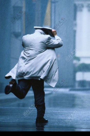 下雨奔跑的人图片