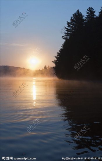 夕阳湖泊图片