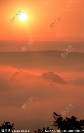 雾海朝阳图片