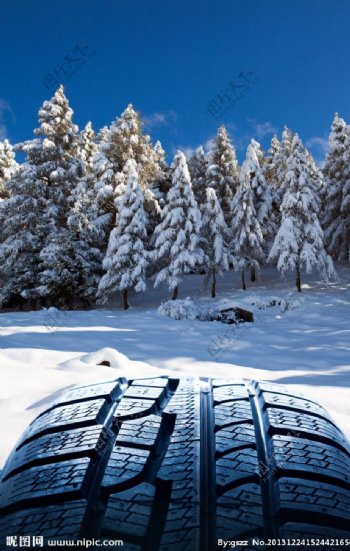 雪景轮胎图片