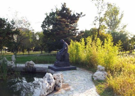 午后水池边的雕像图片