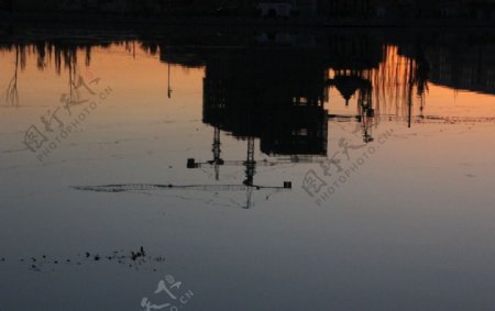 湖面黄昏景色图片