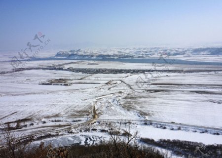 积雪的田地图片