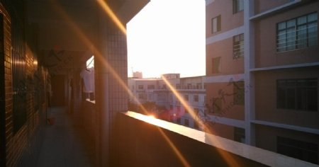 走廊上的夕阳光影图片