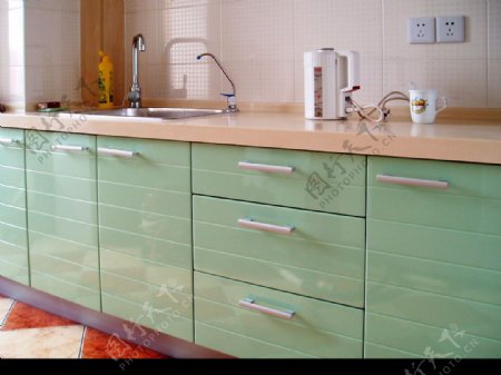 苹果绿现代厨房橱柜图片